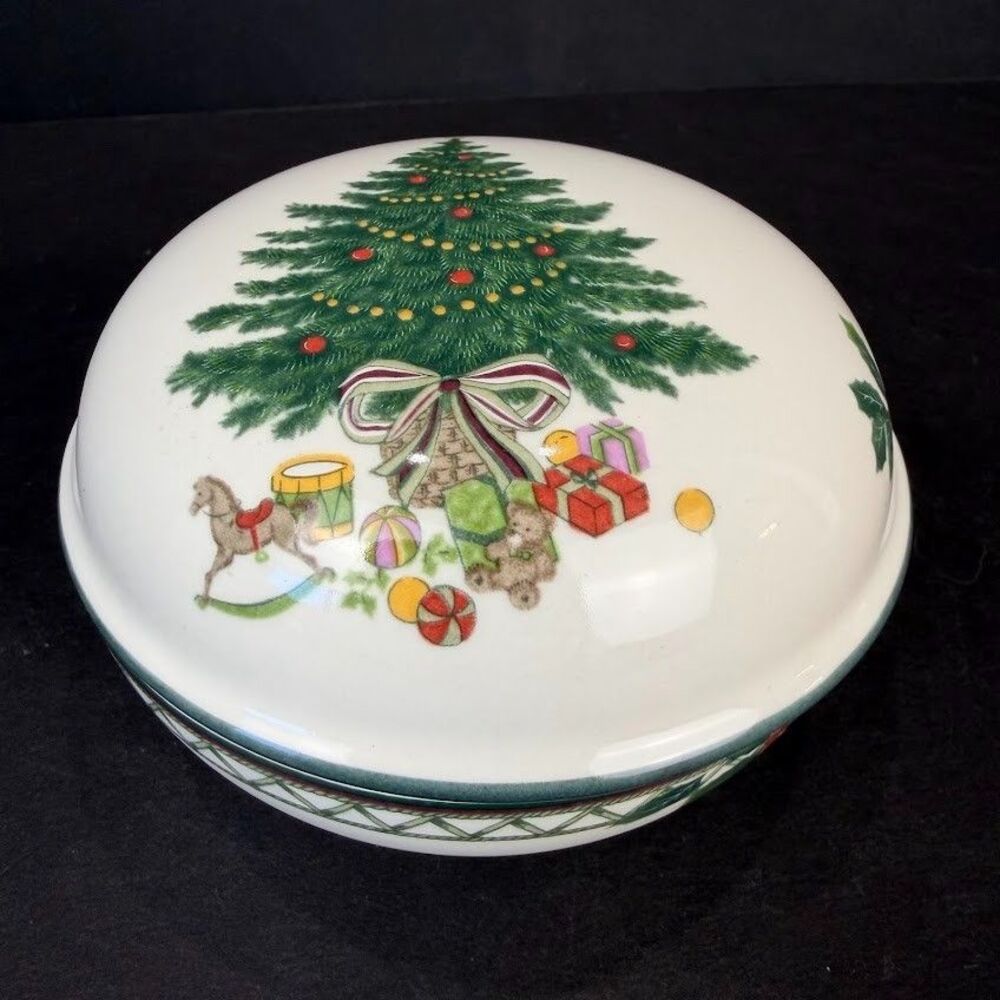 Vintage Mikasa Heritage Christmas Story 4.5" Covered Round Box/Bowl CAB08